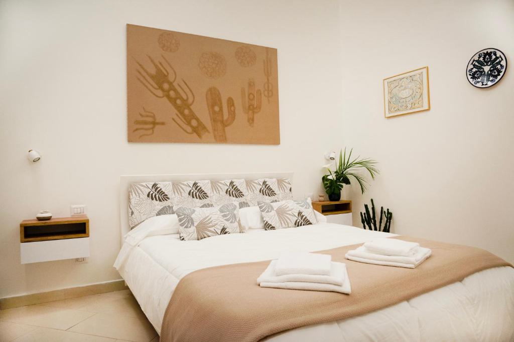 Camera da letto con quadro decorativo