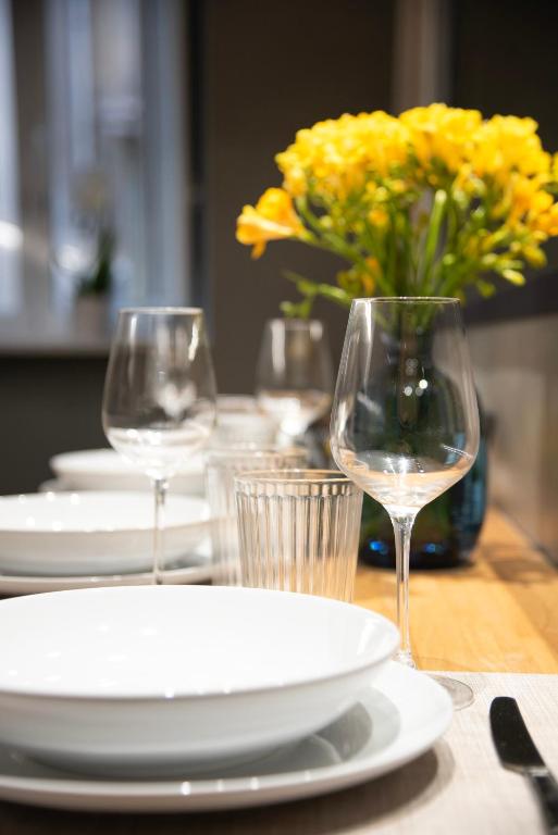 Tavola apparecchiata con calici e fiori