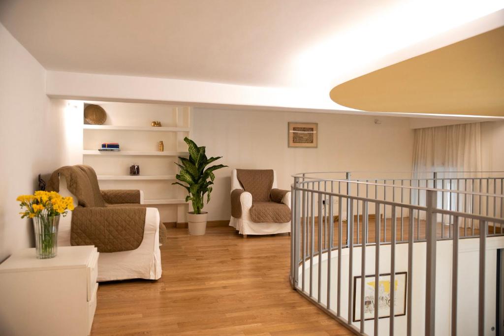 Soppalco con poltrone e libreria